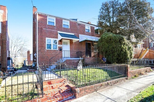 Building Photo - 812 Burns St SE