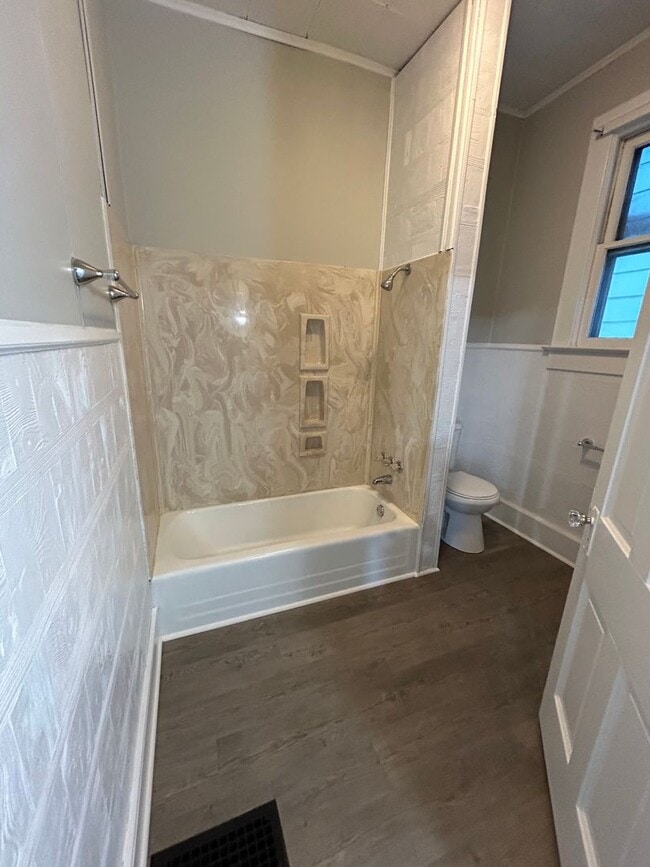 Building Photo - 3 Bedroom Single Family Home Near Columbia...