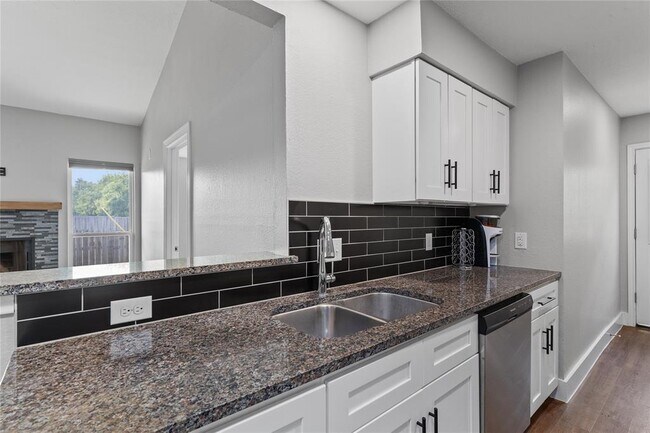 Building Photo - 602 Peterson St