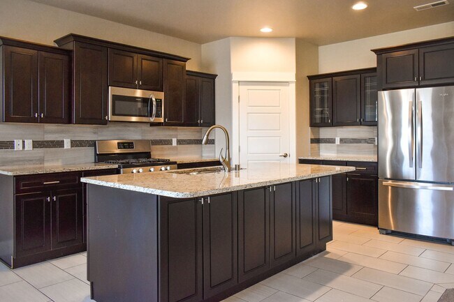 Building Photo - Spacious 3-bedroom 2 bath in the Golfing C...