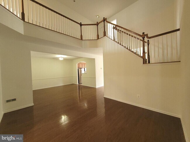 Building Photo - 35 Tudor Ct