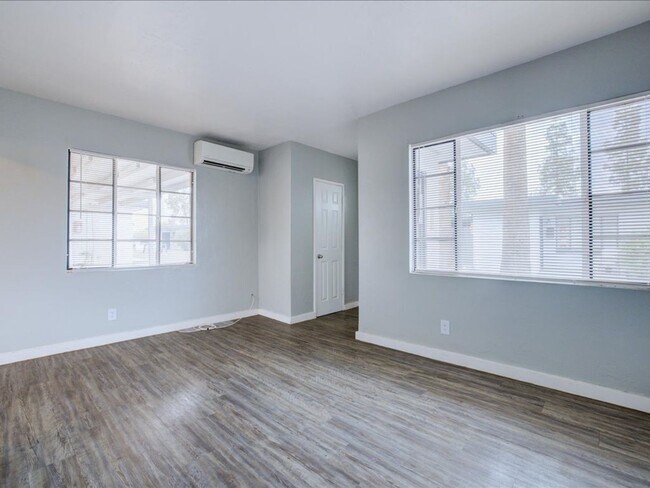 Building Photo - Cozy & Modern 2-Bedroom Home