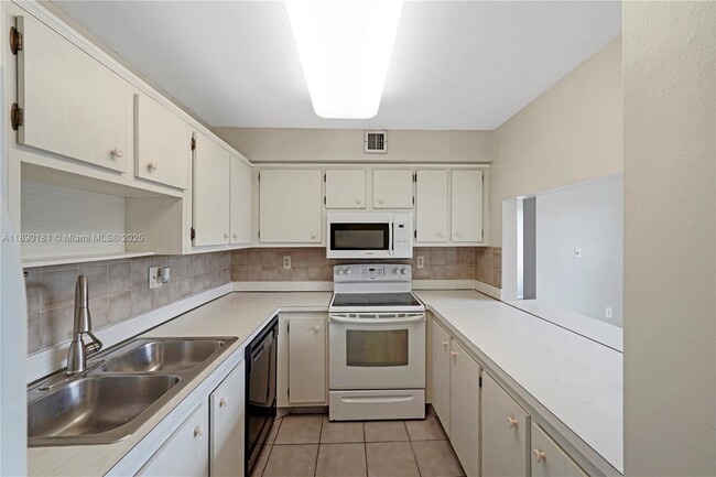Building Photo - 9491 Evergreen Pl