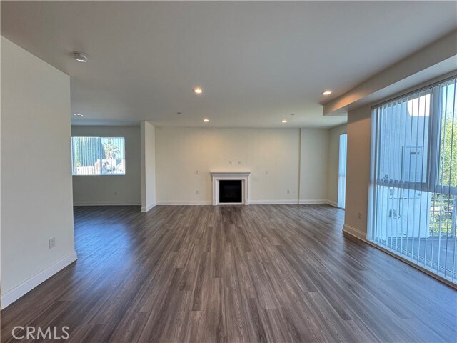 Building Photo - 14934 Burbank Blvd