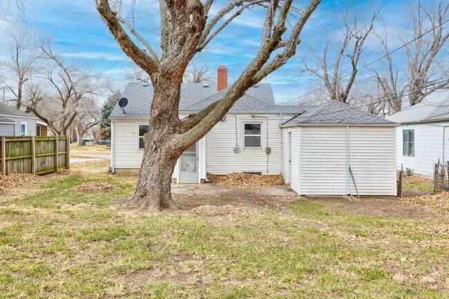 Building Photo - Updated 2 Bed, 1 Bath