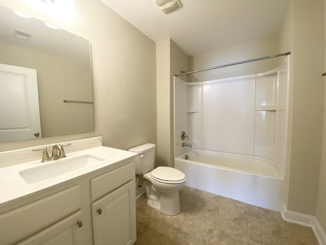 Building Photo - Spacious Three Bedroom Town Home! Located ...
