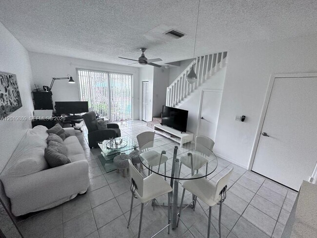 Building Photo - 2078 Madeira Dr