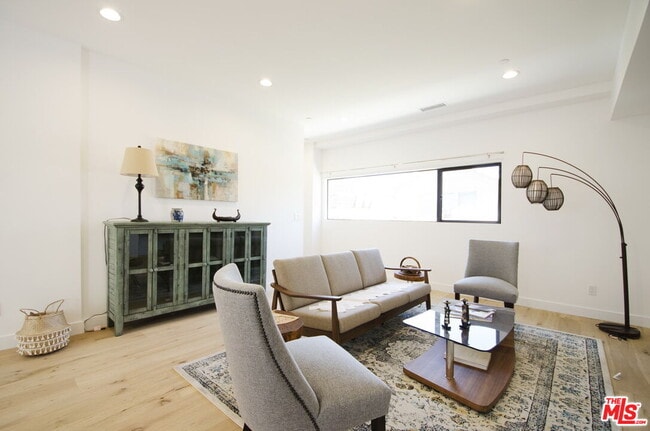 Building Photo - 860 S Wilton Pl