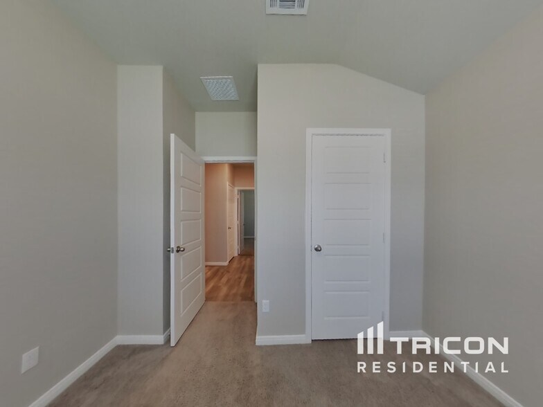 Building Photo - 5539 Shasta Pl