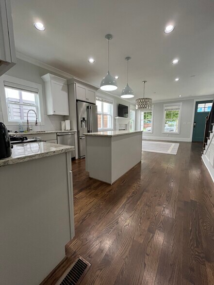 Building Photo - 1705 14th Ave S