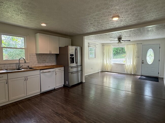 Building Photo - 118 Rhody Dr