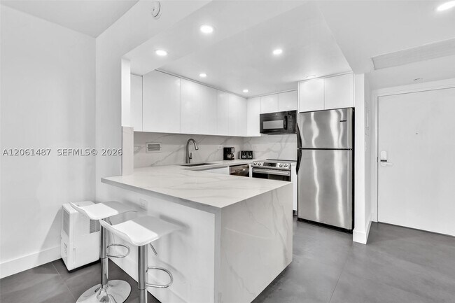 Building Photo - 2301 Collins 1543