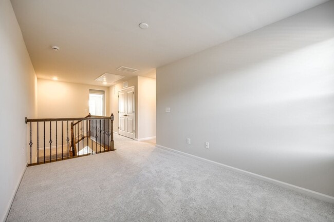 Building Photo - Beautiful 3-bedroom, 3.5 bath townhome in Elizabeth of fabulous Fort Mill!!