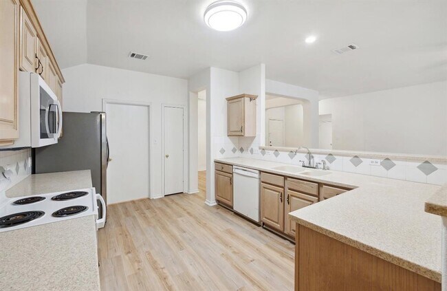 Building Photo - 1611 Sunnycrest Cir
