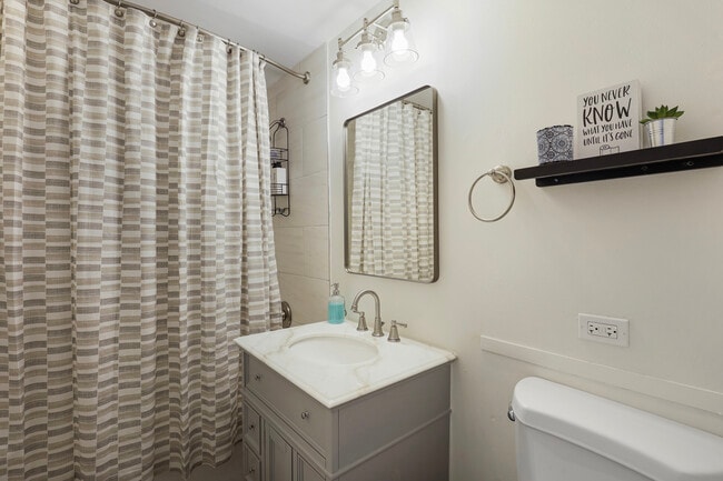 Building Photo - 366 N Hemlock Ave