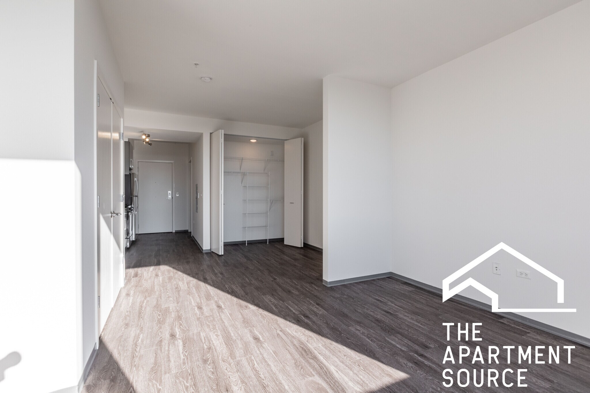 Building Photo - 2340 N California Ave