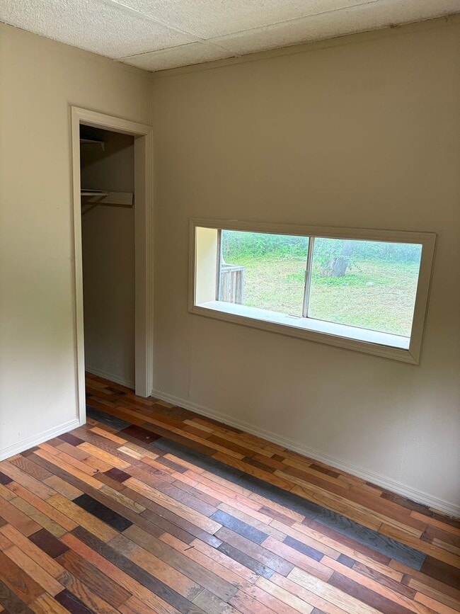 Building Photo - Charming 4-bedroom, 1-bath home located in the heart of Van Buren featuring a spacious layout, ha...