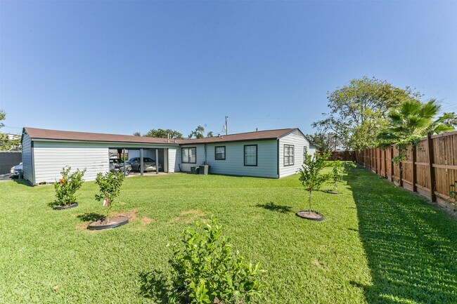 Building Photo - 1266 Dove St