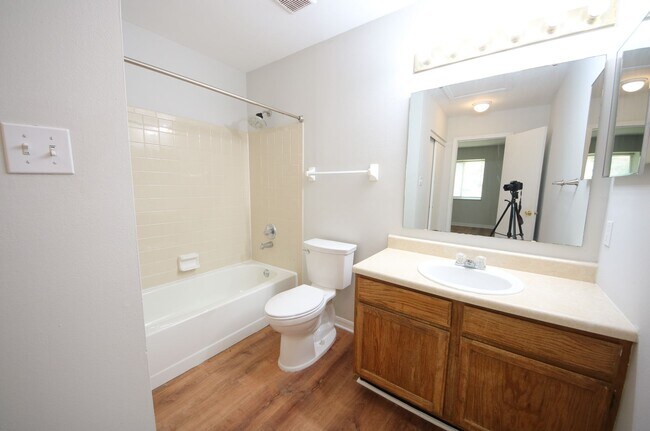 Building Photo - All Electric Second Floor Garden Condo for Rent in Wildwood