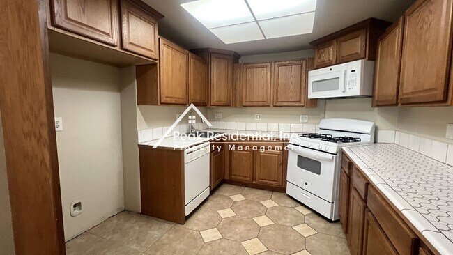 Building Photo - Spacious 2bd/1ba Duplex with Garage near American River College