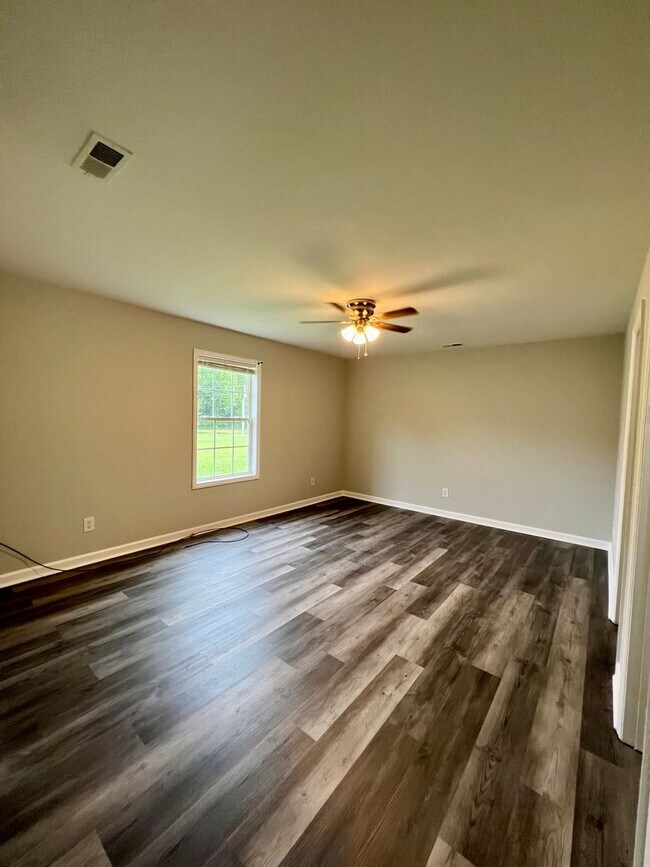 Building Photo - 3 Bedroom Duplex with Yard