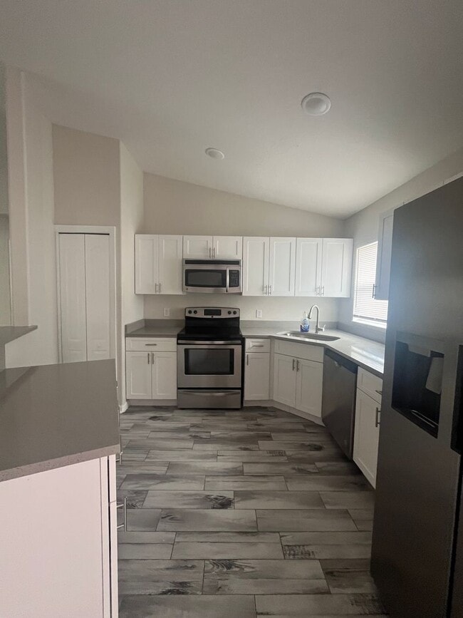 Building Photo - Nice 3 Bedroom 2 Bath Fenced in yard!