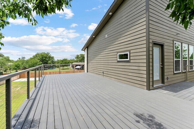 Building Photo - 100 Bryson Bend