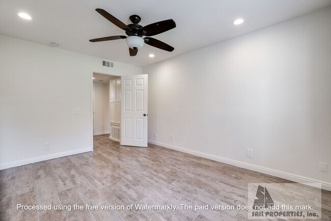 Building Photo - Remodeled Condo in Gated Community!