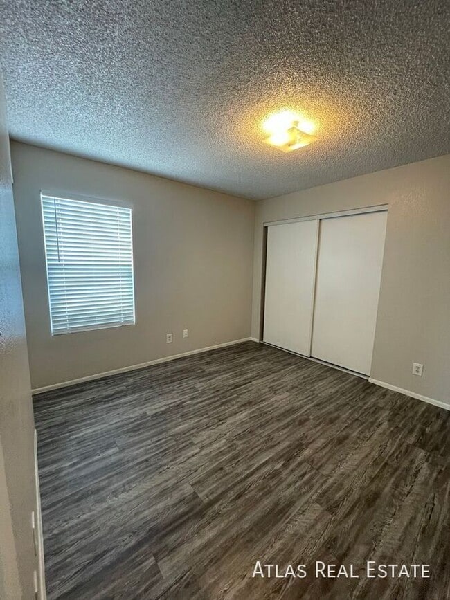 Building Photo - 465 W Ivyglen St