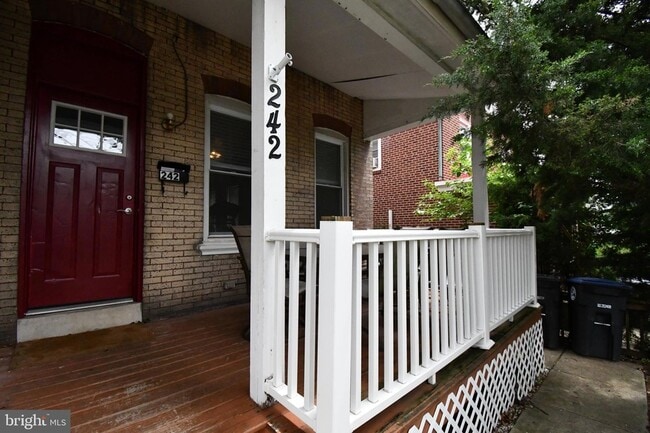 Building Photo - 242 E 8th Ave