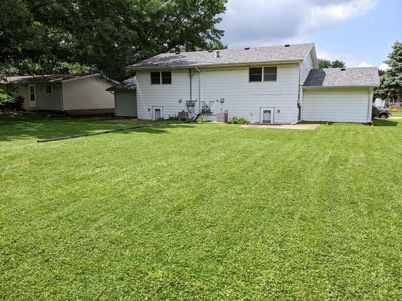privacy fence not shown - 303 N 6th St