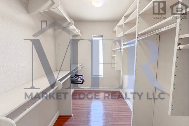 Building Photo - 3Bed/2Bath Furnished Home w/Stunning Backy...