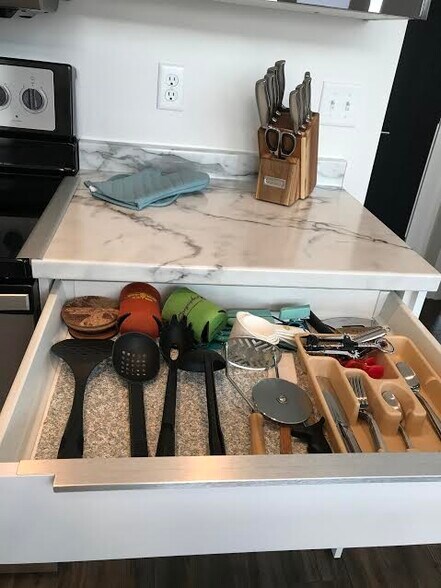 Building Photo - 343 W 12th Ave