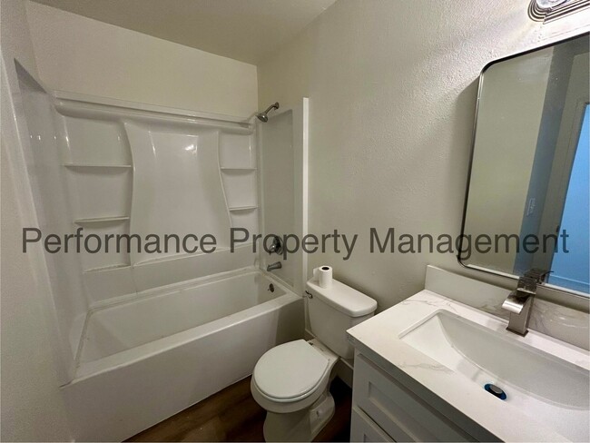 Building Photo - Newly Remodeled 4 Bed/2 Bath SW Bakersfiel...