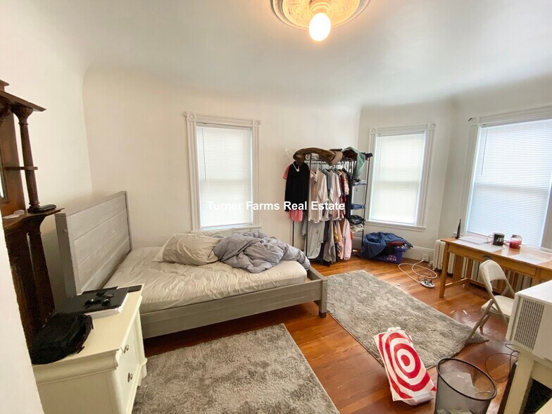 Building Photo - 10 Sachem St