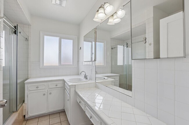 Building Photo - 3Bd/2ba Home w/parking in Santa Monica