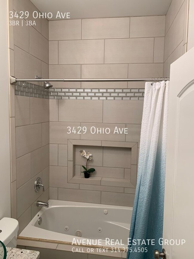 Building Photo - Beautifully Renovated Townhouse