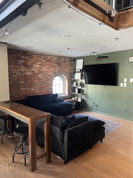 Building Photo - 51 W Blenkner St