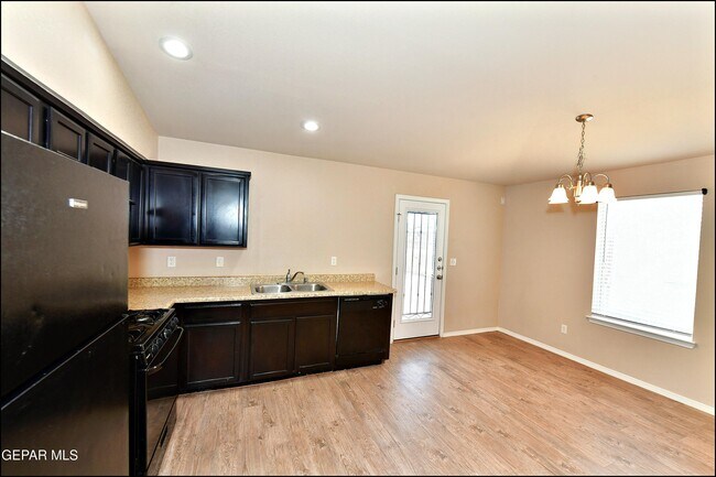Building Photo - 916 Villa Seca Dr