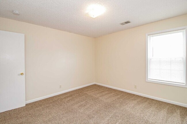 Building Photo - 402 E St