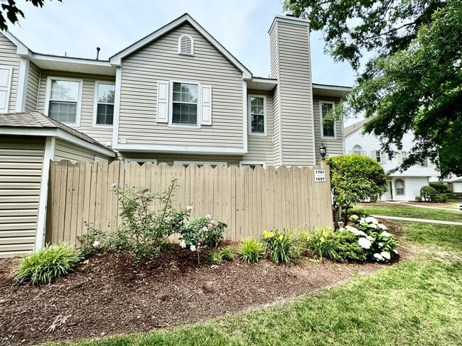 Building Photo - 2-Bedroom Condo Ready 08-01-24! Community ...
