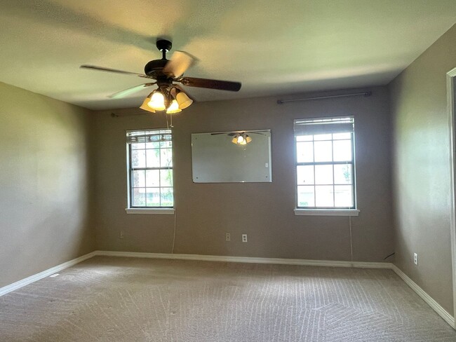 Building Photo - Townhome in Gated Community