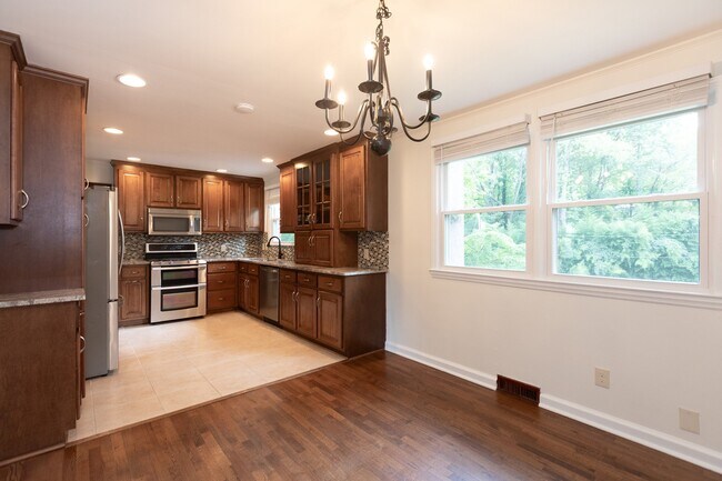 Building Photo - 5839 Wedgewood Dr