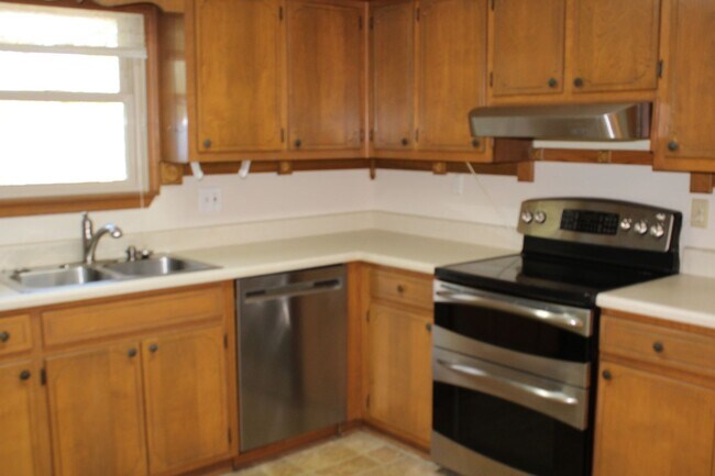 Building Photo - 3 Bedroom 2 Bath W/ Garage Hephzibah!