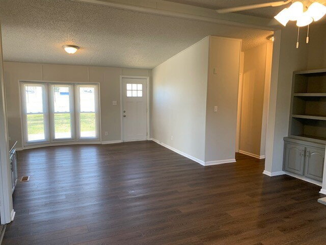 Building Photo - WANNAMAKER 3BR/2BA COMPLETELY UPDATED AVAILABLE NOW!