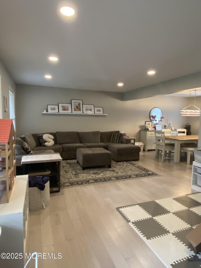 Building Photo - 11 Walnut Ct