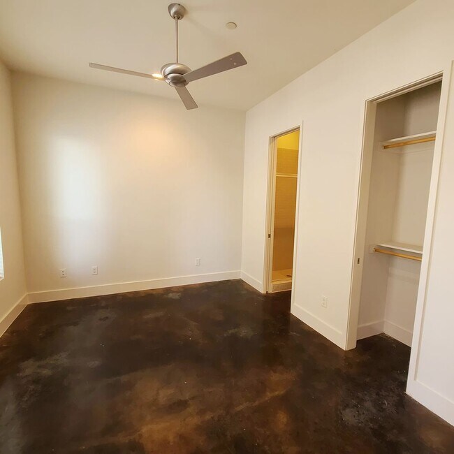 Building Photo - Spacious 3-Story Townhouse With Rooftop De...
