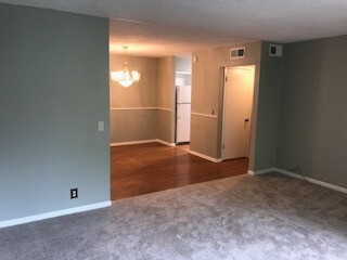 Building Photo - Newly renovated Unit Close to Downtown!