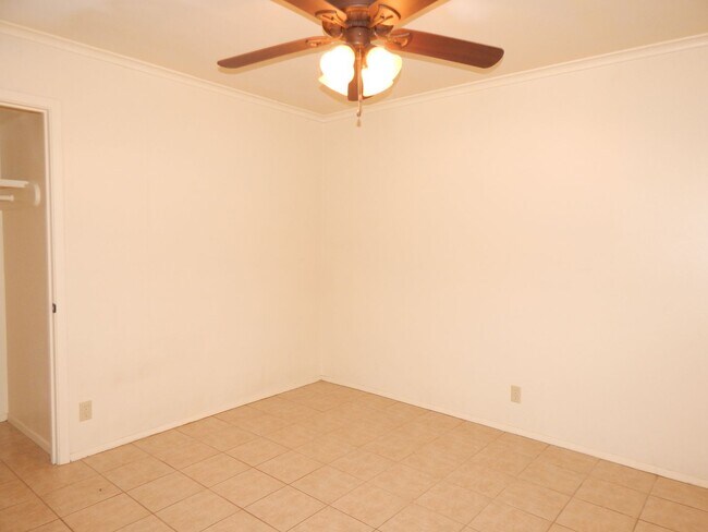Building Photo - Spacious 3 Bedroom, 2 Bath Duplex in Tyler!