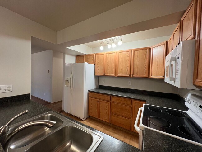 Building Photo - 3-bedroom, 2-bath lower unit in Ferndale--...